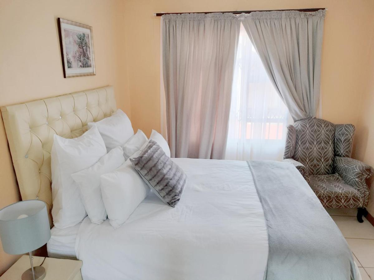 Sunrise Guesthouse พริทอเรีย ภายนอก รูปภาพ